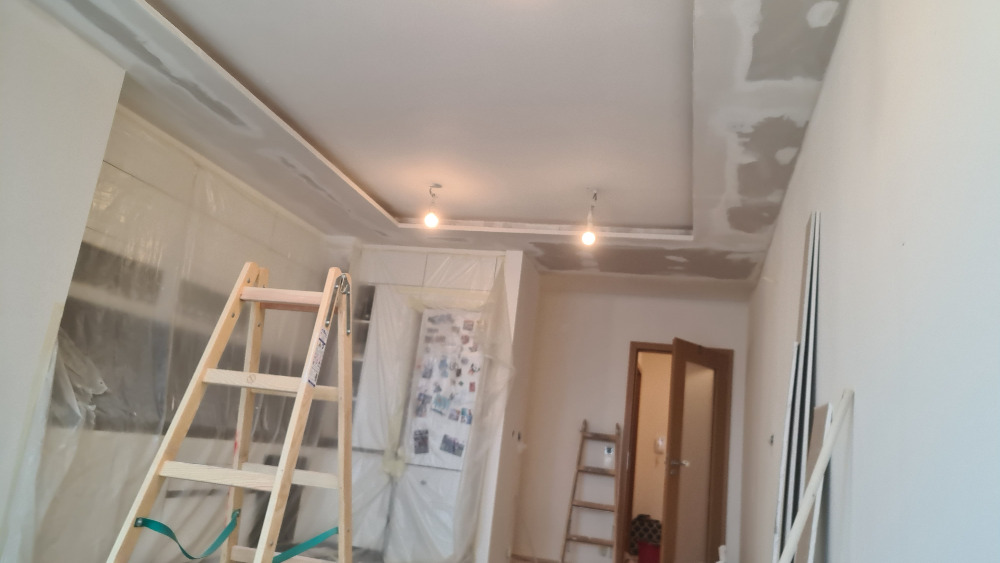 Dvouúrovňový strop pro nepřímé osvětlení