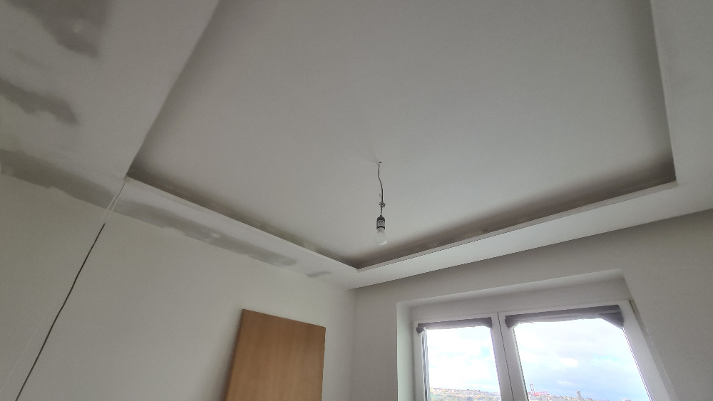 Dvouúrovňový strop pro nepřímé osvětlení