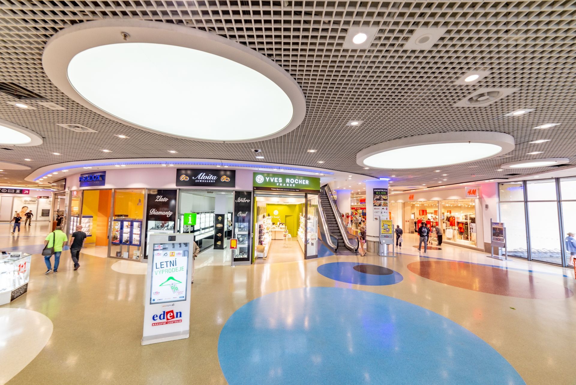 OC Eden, sádrokartonové stropy