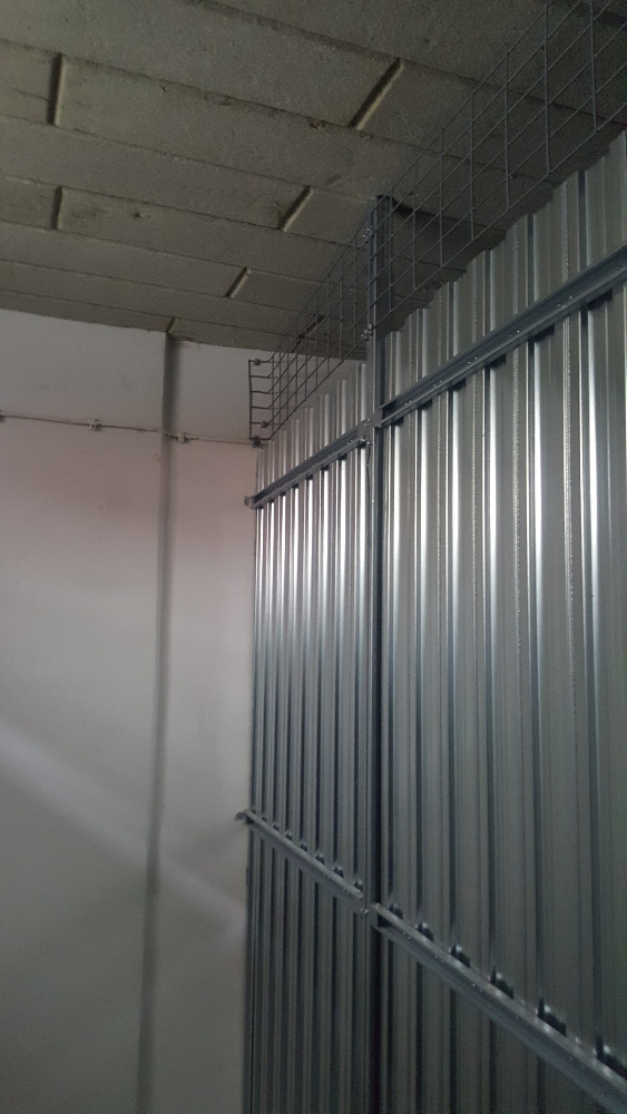 Plechové sklepní kóje, zamykatelný systém