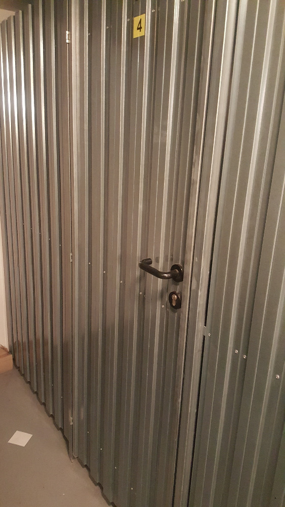 Plechové sklepní kóje, zamykatelný systém