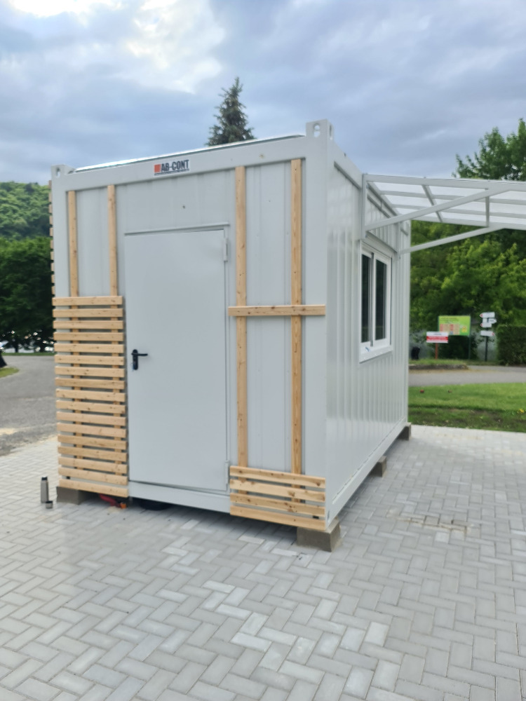 Obložení kontejneru dřevěnými latěmi