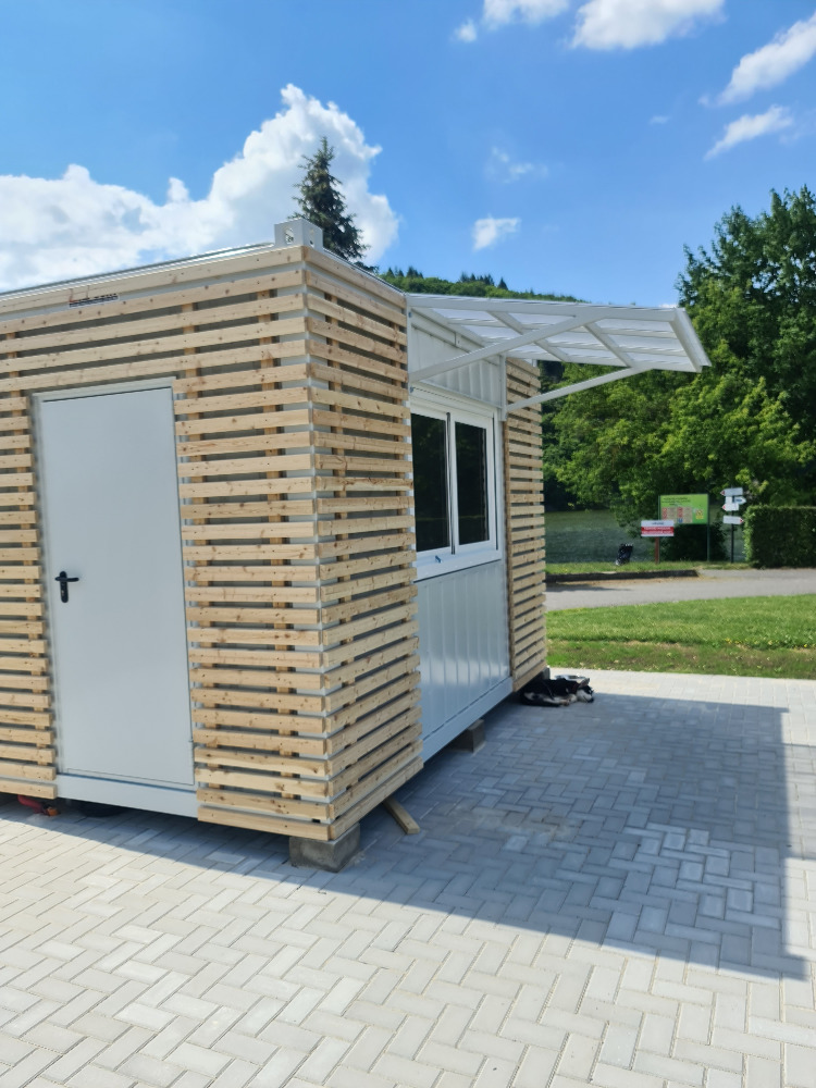 Obložení kontejneru dřevěnými latěmi