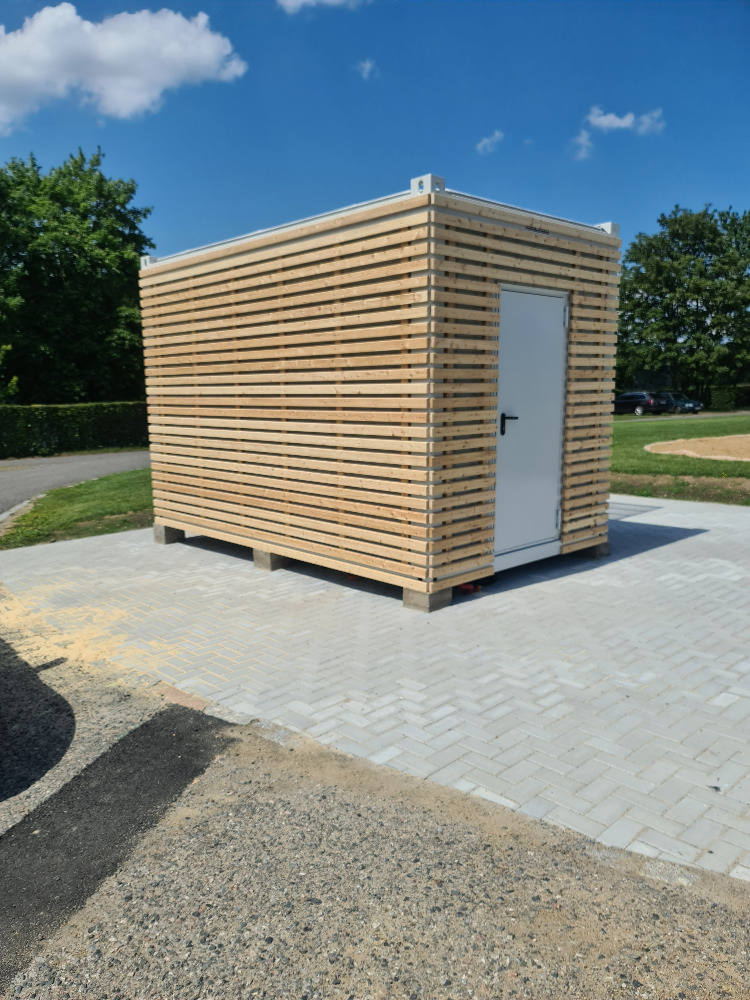 Obložení kontejneru dřevěnými latěmi