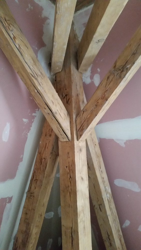 Kompletní přestavba podkroví, dřevěné trámy