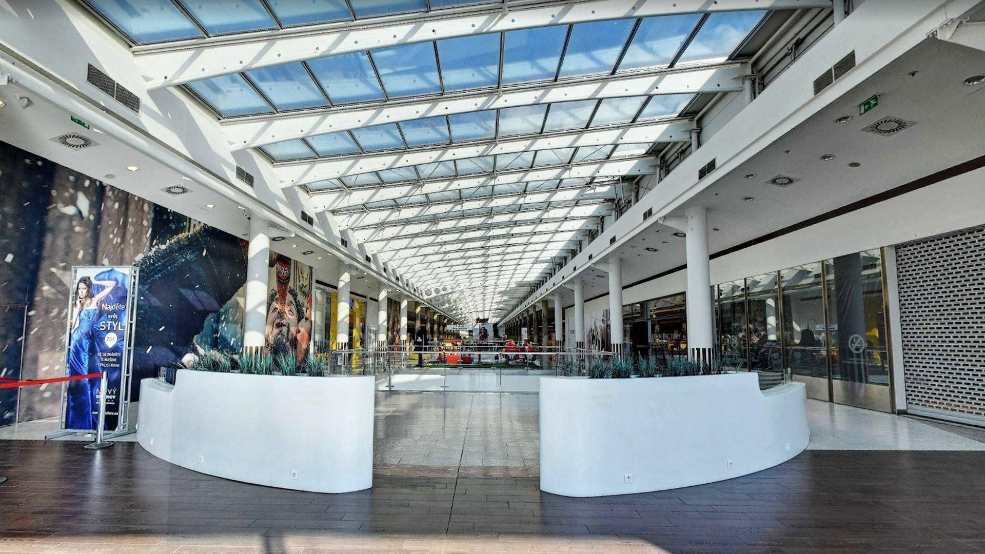 OC Nový Smíchov, prodejny a akustika